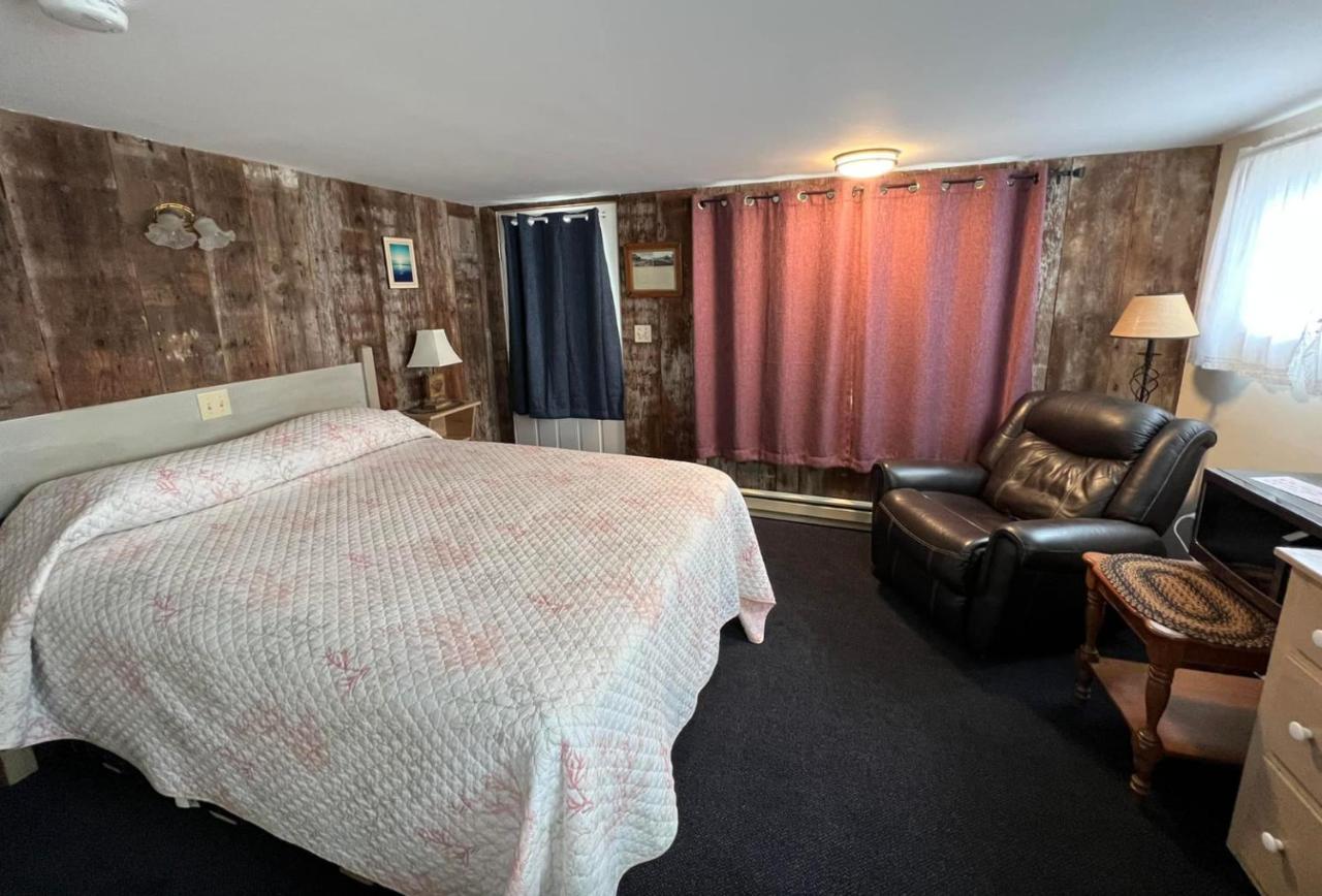 Moody's And Motel 2*